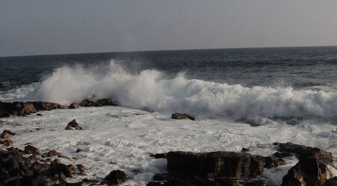 1024px-Crashing_waves_-_panoramio