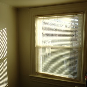Pattern_of_light_on_wall_by_sun_through_blinds_plus_window